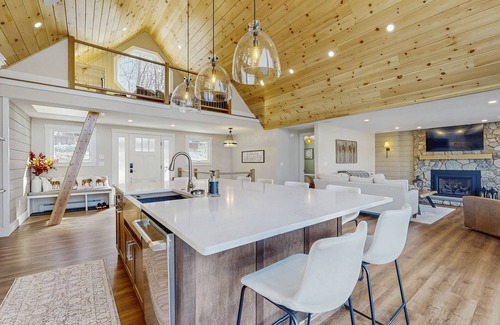 Gray Maison | Lakefront house with private beach, firepit, dock, 4 kayaks, grill & hot tub