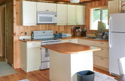 Middleton Maison | Lakefront house with outdoor shower, kayaks, firepit, deck, wifi, & grill