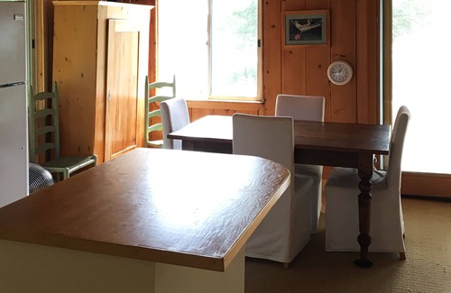 Middleton Maison | Lakefront house with outdoor shower, kayaks, firepit, deck, wifi, & grill