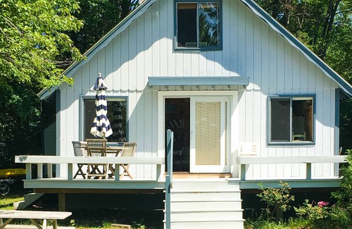 Middleton Maison | Lakefront house with outdoor shower, kayaks, firepit, deck, wifi, & grill