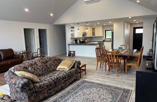 Killaloe Maison | Lakefront La Casita Cottage on Golden Lake - Modern and inviting