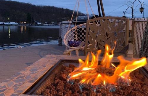 Lake Hopatcong Maison | LAKEFRONT Level Lot Home with a Private Deck/Dock w/ 2 Kayaks & Paddle Boards