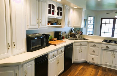 Conneaut Lakeshore Maison | Lakefront Living At It's Best.