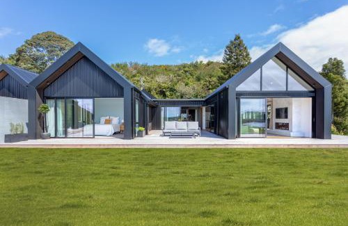 Tikitere Maison | Lakefront Living - Lake Rotoiti Holiday Home