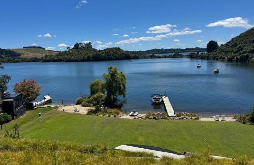 Tikitere Maison | Lakefront Living - Lake Rotoiti Holiday Home