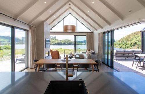 Tikitere Maison | Lakefront Living - Lake Rotoiti Holiday Home