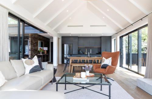 Tikitere Maison | Lakefront Living - Lake Rotoiti Holiday Home