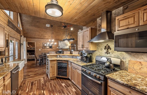 Shreveport Maison | Emerald Isle Lakefront Lodge with Hot Tub