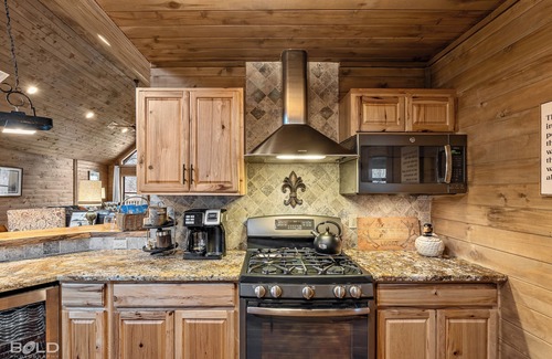 Shreveport Maison | Emerald Isle Lakefront Lodge with Hot Tub