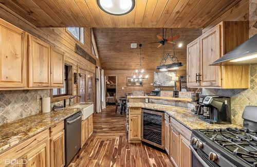Shreveport Maison | Emerald Isle Lakefront Lodge with Hot Tub