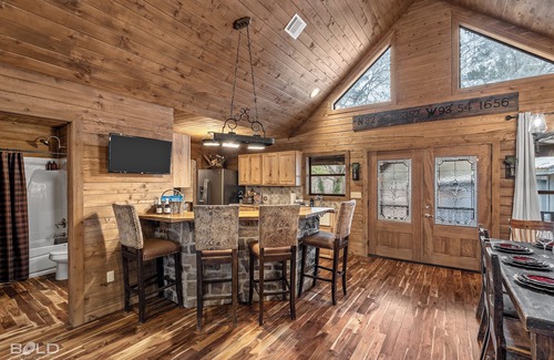 Shreveport Maison | Emerald Isle Lakefront Lodge with Hot Tub