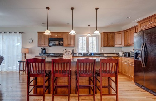 West Alton Maison | Lakefront Lodge sleeps 18 comfortably