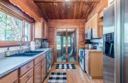 Westfield Cabine | Lakefront Log Cabin Retreat