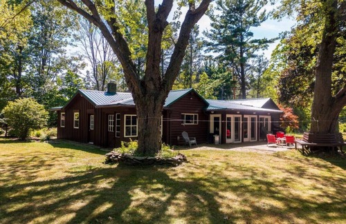 Westfield Cabine | Lakefront Log Cabin Retreat