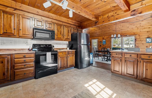 Barnstead Maison | Lakefront Log Home | Pedal Boat | Kayaks | AC