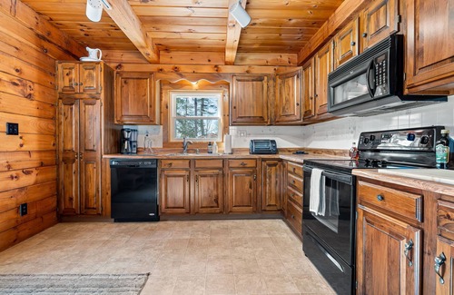 Barnstead Maison | Lakefront Log Home | Pedal Boat | Kayaks | AC