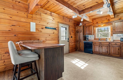 Barnstead Maison | Lakefront Log Home | Pedal Boat | Kayaks | AC