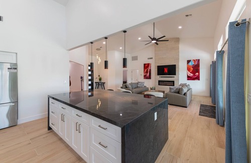 Val Vista Lakes Maison | Lakefront Lux by HomeSlice Stays