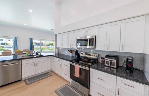 Val Vista Lakes Maison | Lakefront Lux by HomeSlice Stays