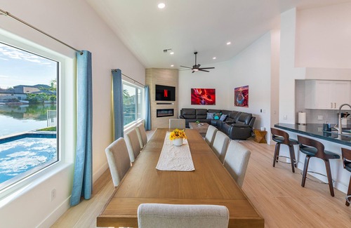 Val Vista Lakes Maison | Lakefront Lux by HomeSlice Stays