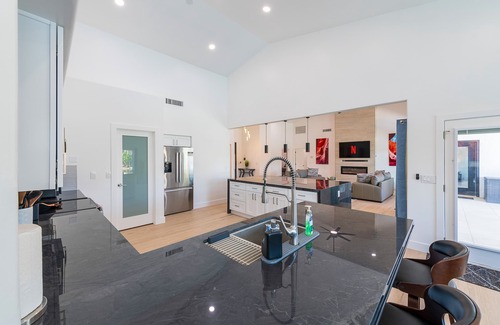 Val Vista Lakes Maison | Lakefront Lux by HomeSlice Stays