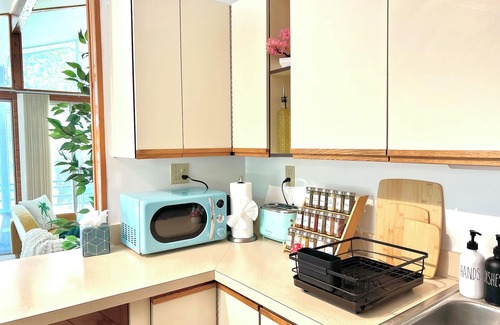 Barnstead Maison | Serene lakefront Chalet- family, pet friendly with lake views and private beach!