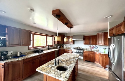 Oneonta Chalet De Ski | Lakefront Luxury Chalet 8 Bedrooms