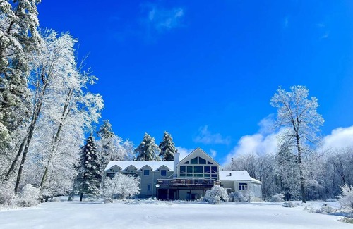 Oneonta Chalet De Ski | Lakefront Luxury Chalet 8 Bedrooms