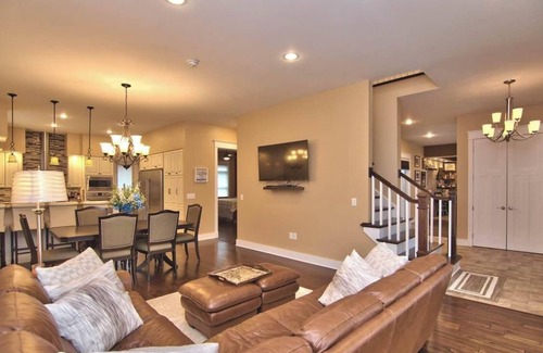 Carbondale Maison | Cozy luxury lake front home-Crystal lake, game room, fire pit, hiking, fern hall