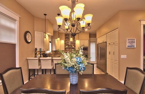 Carbondale Maison | Cozy luxury lake front home-Crystal lake, game room, fire pit, hiking, fern hall