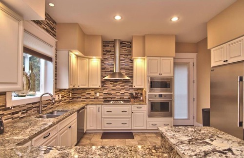 Carbondale Maison | Cozy luxury lake front home-Crystal lake, game room, fire pit, hiking, fern hall