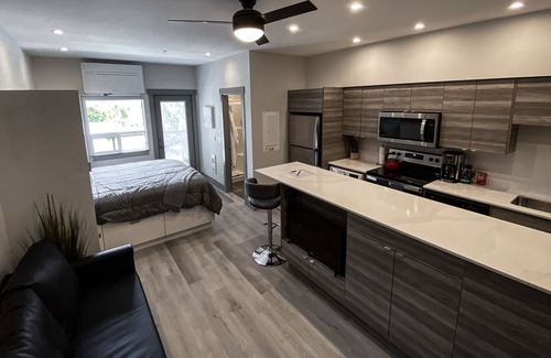 Vernon Station Balnéaire | Lakefront Luxury Suite w/ patio & pool