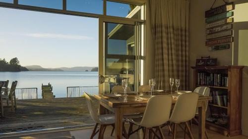 Okere Falls Maison | Lakefront Oasis