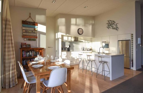 Okere Falls Maison | Lakefront Oasis Summa