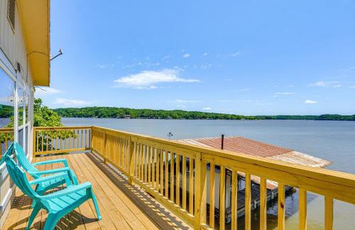 Climax Springs Appartement | Lakefront Ozark Cottage Deck with Covered Dock!