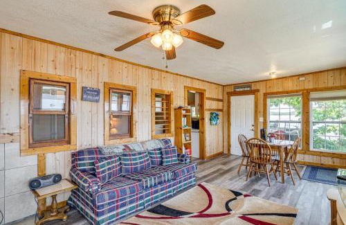 Climax Springs Appartement | Lakefront Ozark Cottage Deck with Covered Dock!