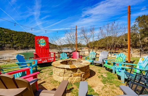 Lower Basin Lake Travis Maison | LAKEFRONT * LAKE TRAVIS + Piscine / HotTub + Sand Vball + Kayaks + Dock + Cuisine extérieure + 4 acres