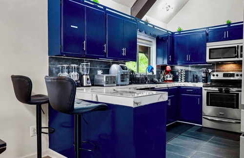 Meridian Maison | Lakefront, dock, fishing, 2 King beds, 120” screen, WiFi, office space, private.