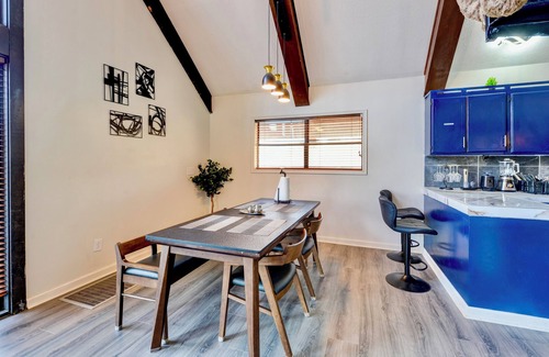 Meridian Maison | Lakefront, dock, fishing, 2 King beds, 120” screen, WiFi, office space, private.