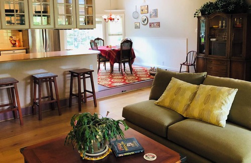 Artondale Maison | Lakefront private 2 bedroom home 5 mins to waterfront & close to everything!