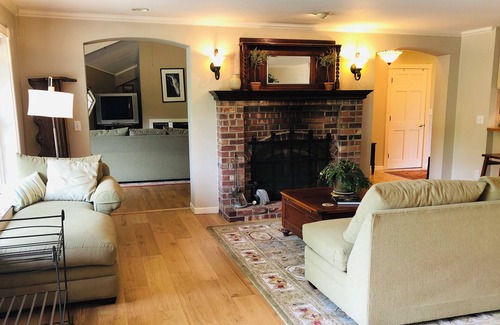 Artondale Maison | Lakefront private 2 bedroom home 5 mins to waterfront & close to everything!