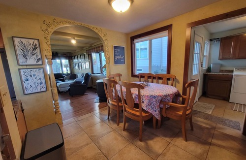 Union Maison | Lakefront retreat, hot tub, beach, pontoon, treehouse, 2 min walk to restaurants