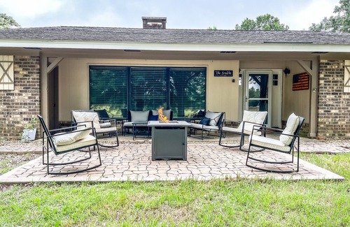 Steens Maison | Lakefront retreat, perfect for Alabama or Mississippi State games.