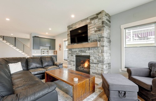 Sturgis Maison | Lakefront Retreat: Private Dock, Kayaks & Grill!