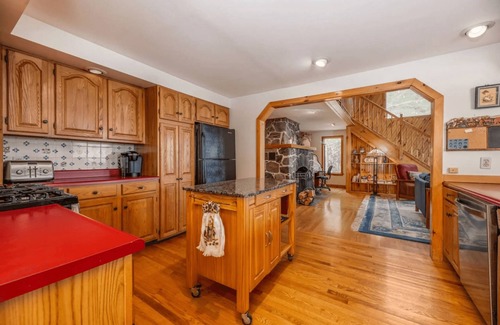Standish Maison | Lakefront Retreat | Sleeps 10 | Private Beach
