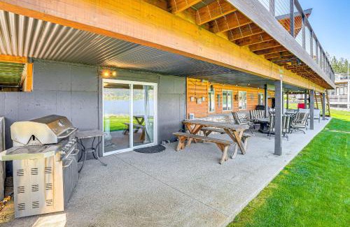 Tumtum Maison | Lakefront Retreat with Kayaks, Paddle Boards and Deck!