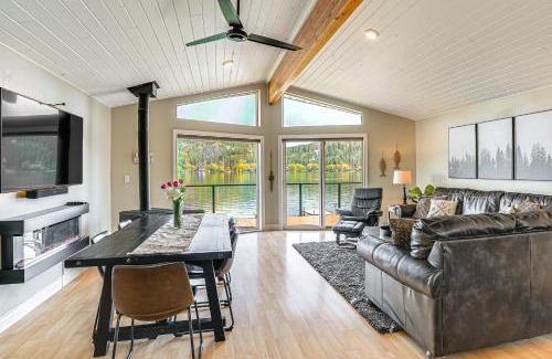 Tumtum Maison | Lakefront Retreat with Kayaks, Paddle Boards and Deck!