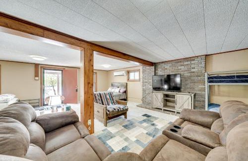 Fort Towson Appartement | Lakefront Retreat with Patio in Fort Towson!