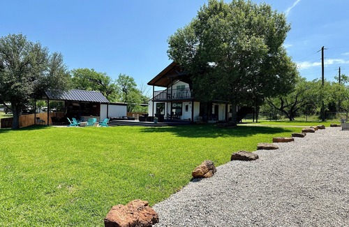 Graford Cabine | Lakefront retreat with private Boat Ramp, Dock, Hot Tub, and Stunning Sunsets ☀️
