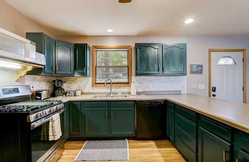 Merrimac Maison | Lakefront Retreat with Stunning Views - Skiing, Hiking & Dells!